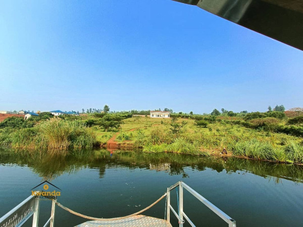 MUHAZI SPACIOUS LAKESIDE PROPERTY FOR SALE
